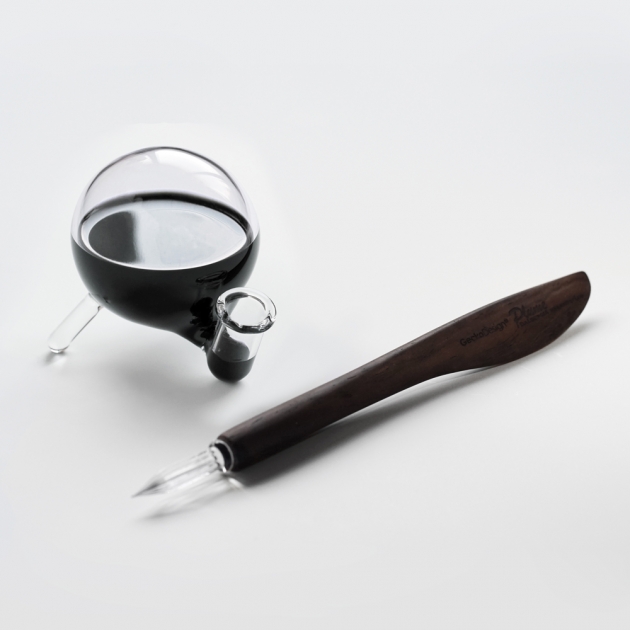 Plume Dip Pen & Round Inkwell 1